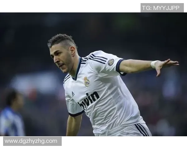 黑皮卷发的足球明星是谁他在场上的表现如何引发关注